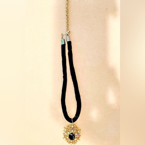 Velvelt Choker